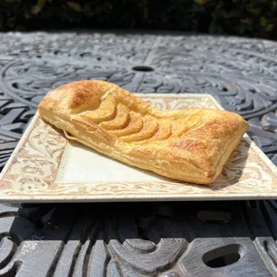 Apple Tin, caramelized apples on puff pastry.