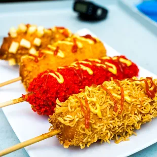 a plate of ramen noodles and chicken skewers
