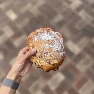 ig: @whatsviveating  |  almond croissant