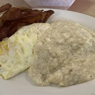 Eggs with grits and bacon