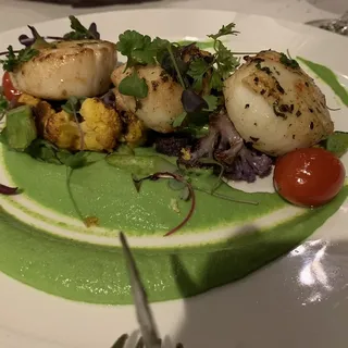 Seared Scallops*