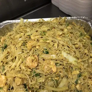 Party tray of pancit