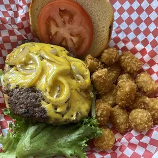 Cheeseburger w/ tots