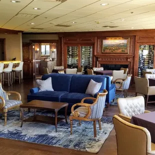 Network or relax with a cocktail in the Onyx Lounge