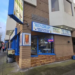 Conveniently located right across from the Golden Gate Parks county fair building!