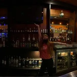 Samantha ready to serve some drinks !