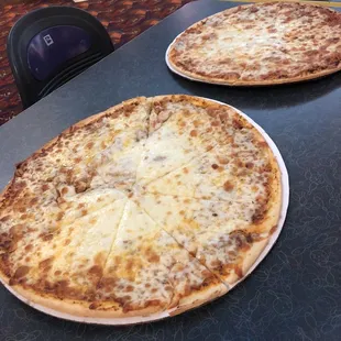 Pizza. Nothing spectacular. Typical bowling alley food.