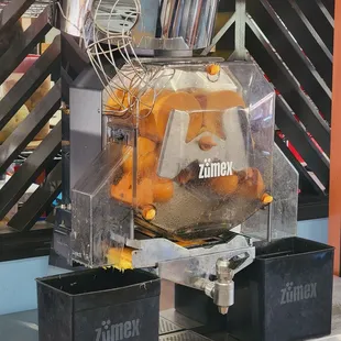 Made-to-order orange juicer