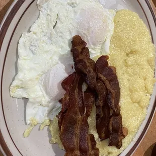 Eggs crispy bacon and grits