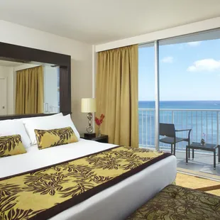 Park Shore Waikiki - Oceanfront Suite