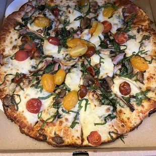 White pizza with mozzarella, fresh mozzarella, fresh tomato, basil, garlic, red onion, spinach and mushrooms