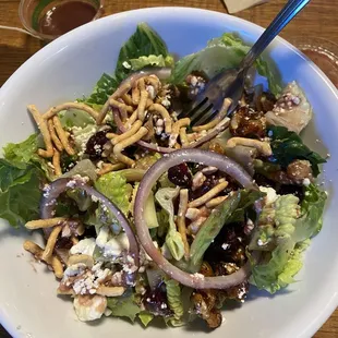 Salad with feta, crunchy noodles, candied walnuts and onion.
