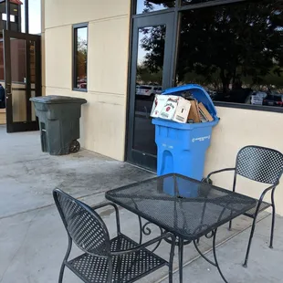 It&apos;s always nice to have your lunch next to garbage cans.