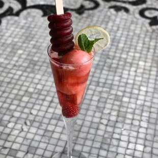 Dessert | Strawberry Lemonade Prosecco Float