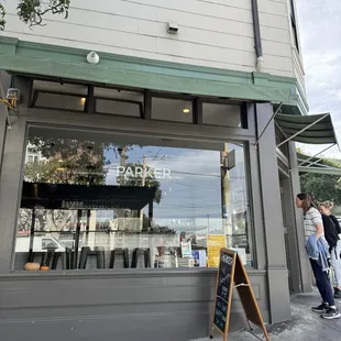 the outside of a restaurant