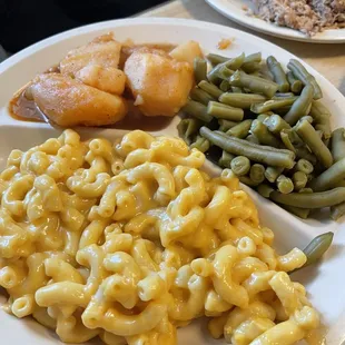 Veggie plate - Mac &amp; Cheese (main) with potatoes and green beans