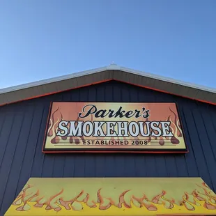 the sign for parker's smokehouse