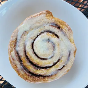 a cinnamon roll on a plate