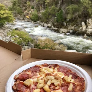 Pizza with a river view... :)