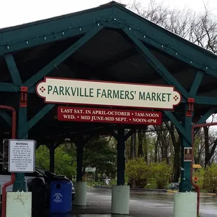 the entrance to the parkville farmers market