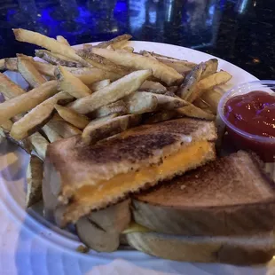 Grilled cheese with fries