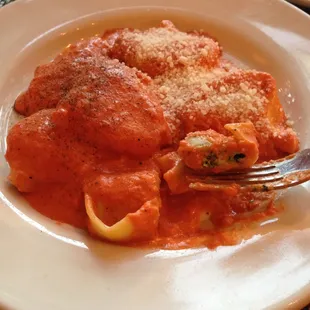 Spinach and ricotta ravioli in their rosa sauce (light, creamy tomato sauce)