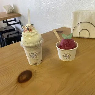 Fresas con crema and double scoop ice cream