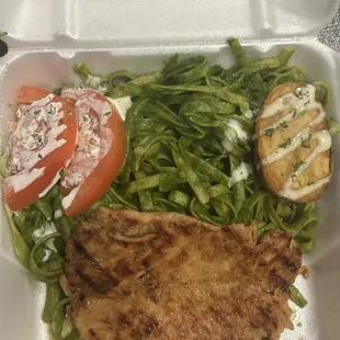 tallarín verde con pollo a la plancha  tomate con RANCH y papa frita