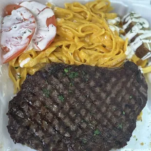 Tallarín la huancaina con bistec (beef steak)