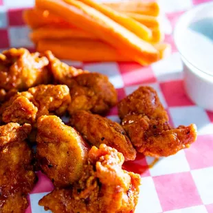 chicken wings and fried chicken, fried chicken wings, food, bbq chicken, chicken wings, poultry, bbq wings, fried chicken, chicken