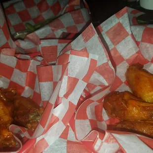 Siracha wings on the right,  garlic wings on the left