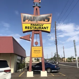 the sign for the restaurant