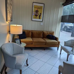 front lounge for overflow waiting or after meal chillin