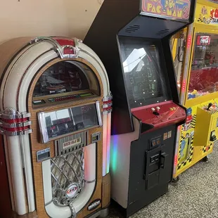 a juke box and a juke box
