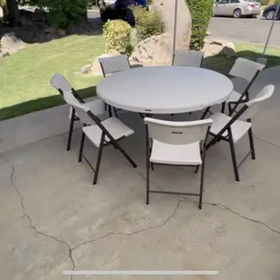 Premium Table Set
  1 Circle Table 
  7 Chairs