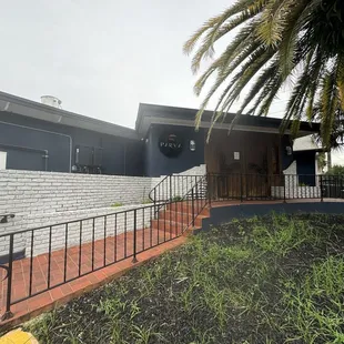 The very beautiful entrance. Simple &amp; easy. I'm a handicapped adult male, it was easy for me to handle it.