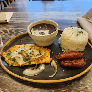 This is the chicken lunch special.  Featuring black beans rice and Maduro.   Mmmmmm good.