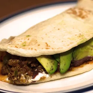 Baleada Especial; carne asada, mantequilla, queso, huevos y aguacate.