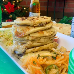 Hay ordenes de dos, tres, cuatro, seis o doce pupusas.