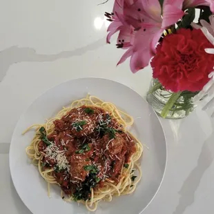 a plate of spaghetti and meatballs