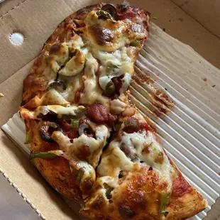 Small pizza with olives, jalapeños and green pepper