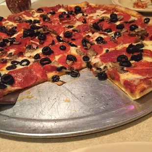 Large pepperoni pizza with mushrooms &amp; black olives! Yum-E