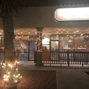 the outside of a restaurant at night