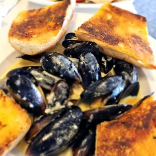 Mussels w/ garlic bread and chef salad.