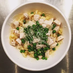 Chicken Alfredo w peas
