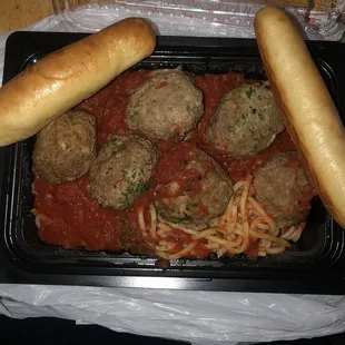 Spaghetti and meatballs with breadsticks