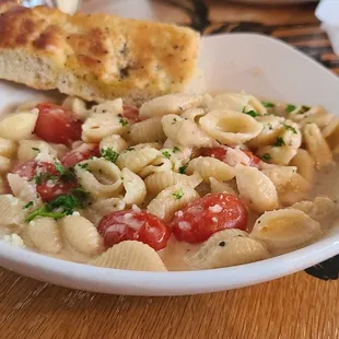 Seashell Pasta in Gouda with tomatoes.