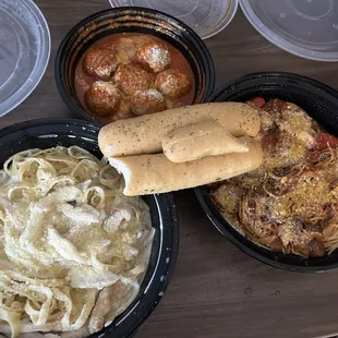 Chicken Alfredo, meatballs, chicken cacciatore, comes with garlic breadsticks