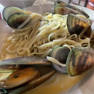 Linguine with Fresh Mussels Pasta Dinner