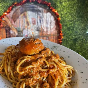 Spaghetti bolognese with meatball. Build your own pasta!